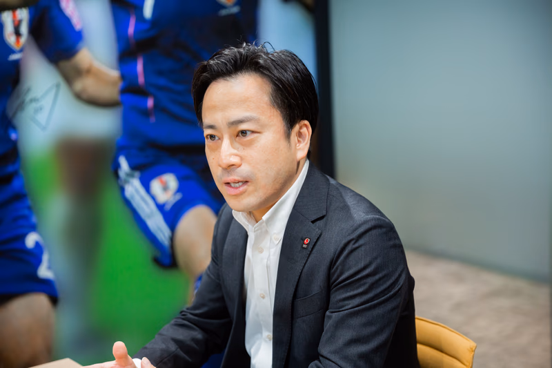 SOMPOホールディングス 広報部 ブランド・コミュニケーショングループ 特命部長の田中翔さん。OUR STORIES立ち上げから参画し企業や学校などステークホルダーとともに10代女子のスポーツにまつわる悩みと向き合い課題解決へのアクションに取り組む。