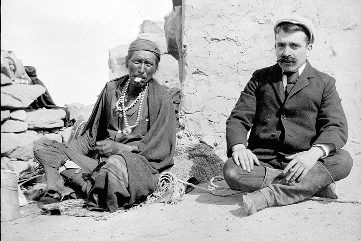Aby Warbug en 1896 junto a un indio americano de la tribu Pueblo