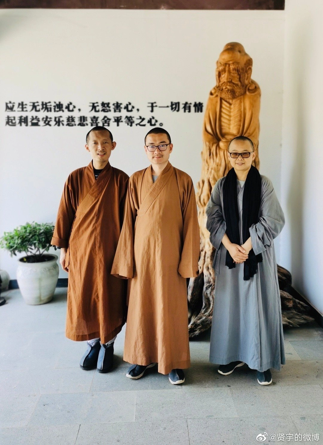 Liu Zhiyu (L) when he was a monk at Longquan Temple in Beijing, China. Photo courtesy of Lius Weibo