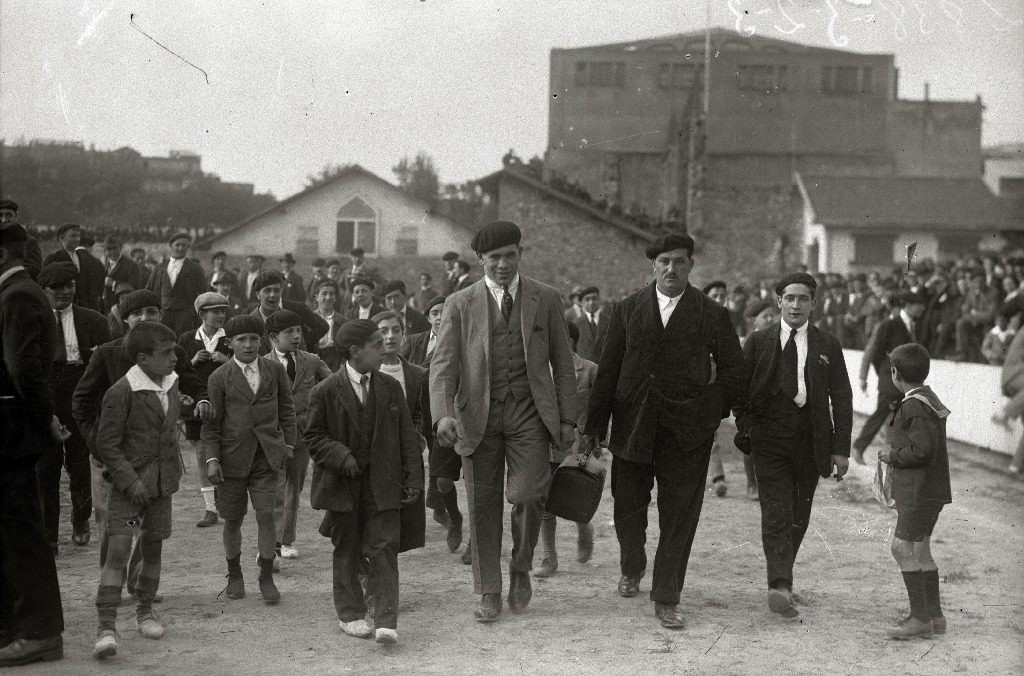 Uzcudun en el campo de f�tbol de Atocha, en 1924.