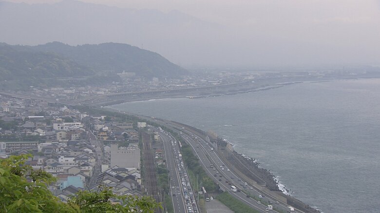 国道1号が一部通行止め  土砂崩れが発生　落石で車パンクも　興津IC付近～寺尾IC付近｜FNNプライムオンライン
