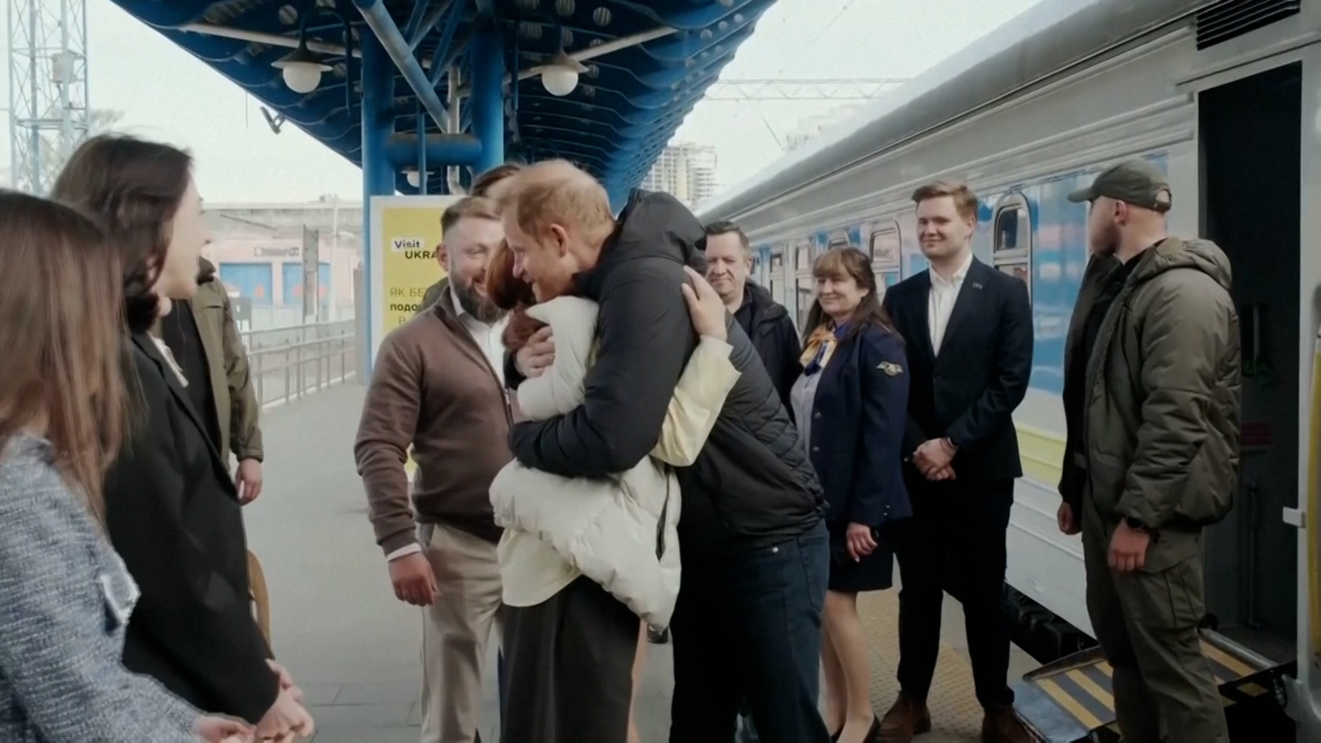 Harry, saludado con un abrazo en la capital ucraniana.