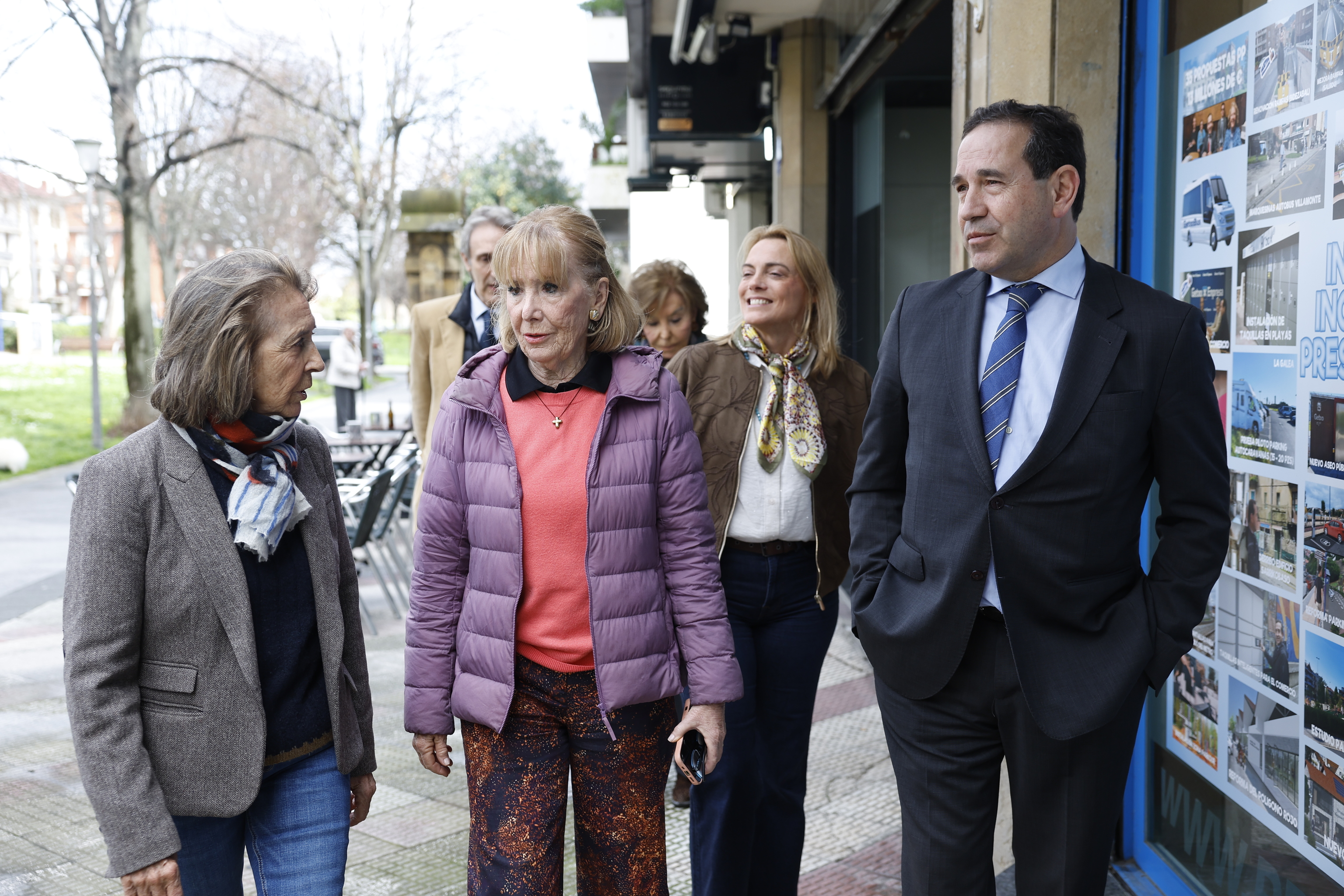 La ex presidenta de Madrid Esperanza Aguirre acompa�ada por Marisa Arr�e y Eduardo Andrade junto a la sede del PP vasco en Getxo.
