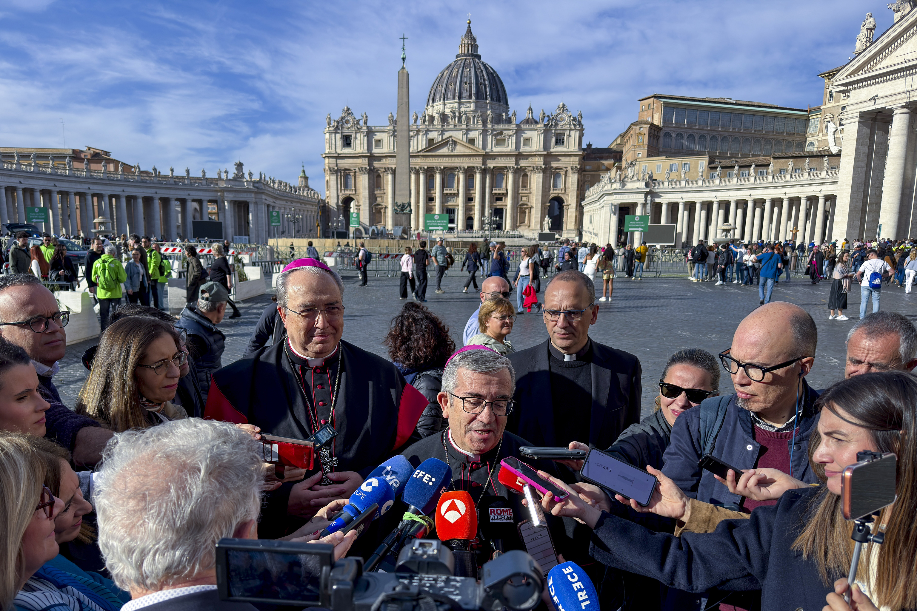 El presidente de la Conferencia Episcopal Espa�ola (CEE), Luis Arg�ello, atiende a la prensa tras la reuni�n con el papa Le�n XIV.