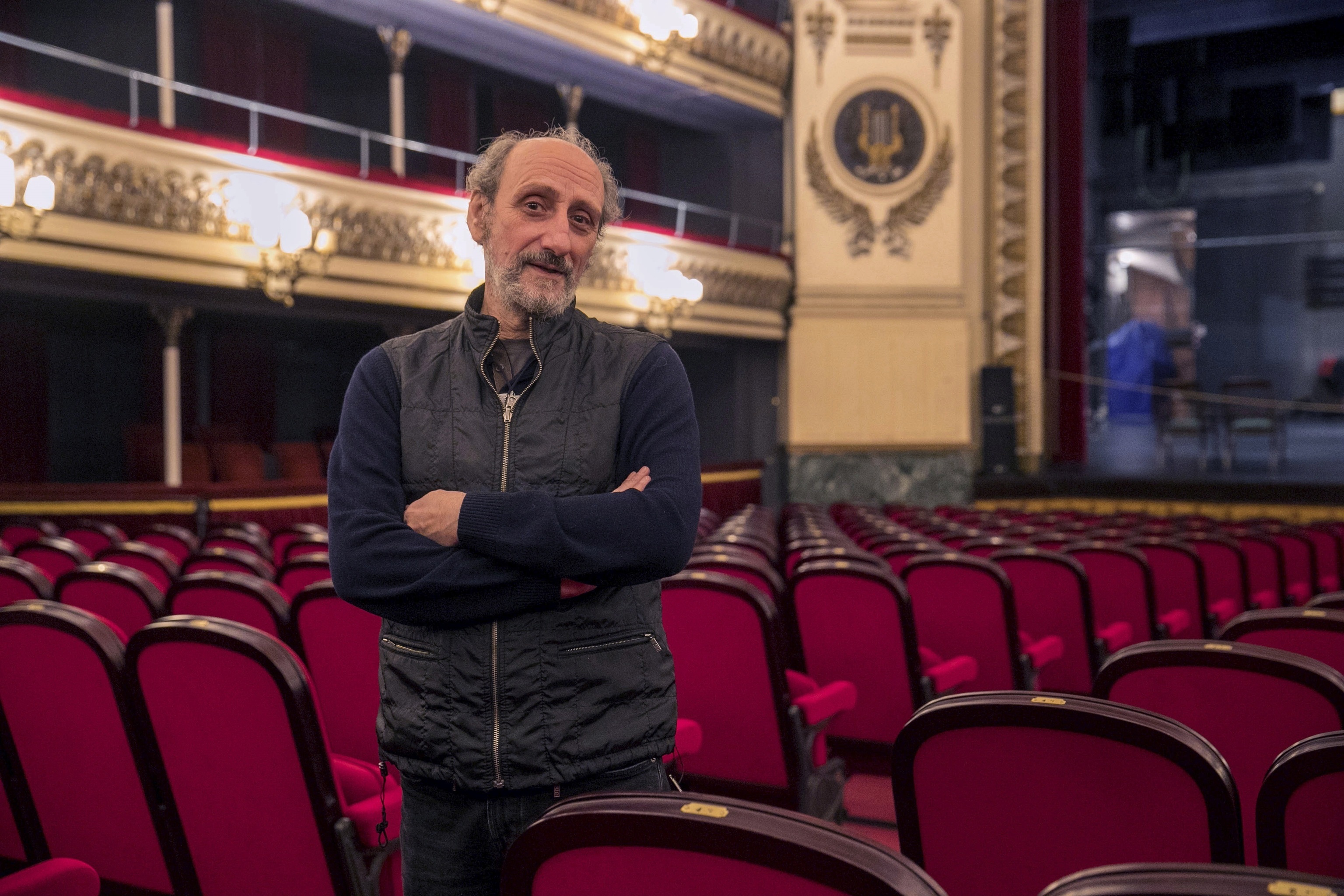 El actor Jos� Luis Gil, en el patio de butacas del Teatro Principal de Zaragoza en 2021.