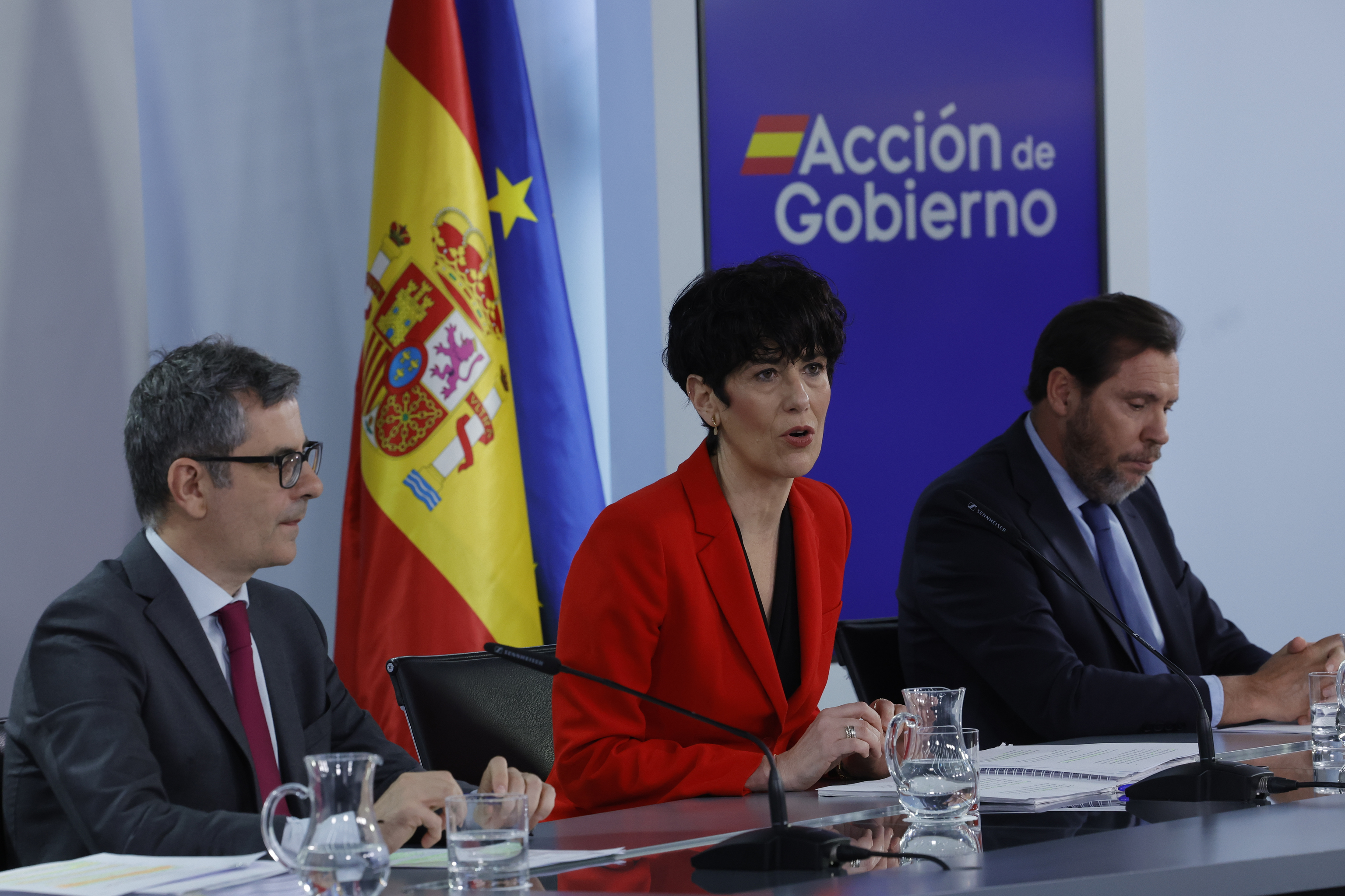 La ministra portavoz Elma Saiz, junto a F�lix Bola�os y �scar Puente, en el Consejo de Ministros.