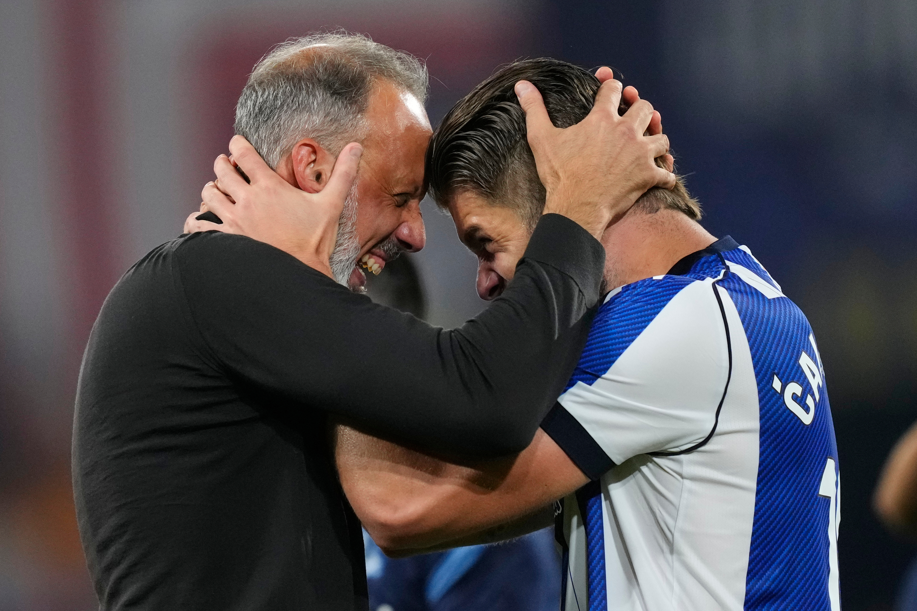 Matarazzo con su jugador Duje Caleta-Car tras ganar la Copa.