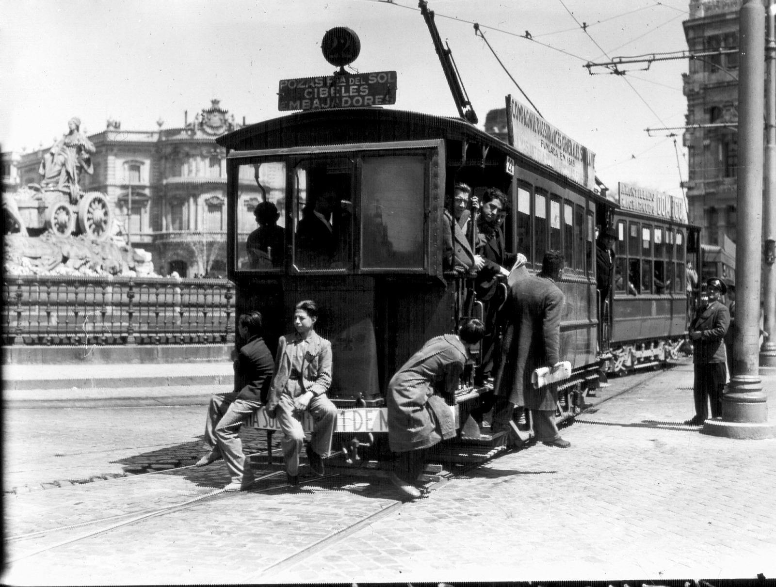 Tramo del tranv�a a su paso por la plaza de Cibeles.