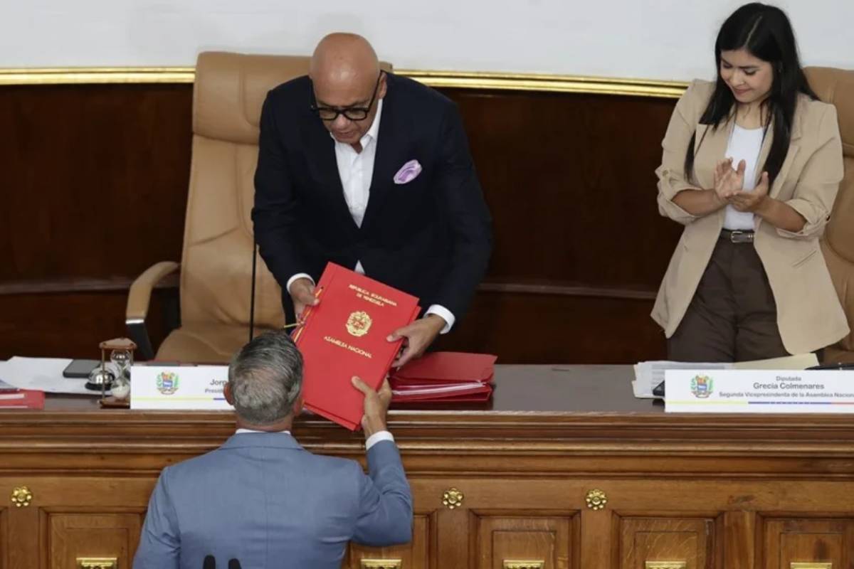 El diputado Giuseppe Alessandrello entrega a Jorge Rodr�guez el informe para designar al fiscal general y al defensor del pueblo