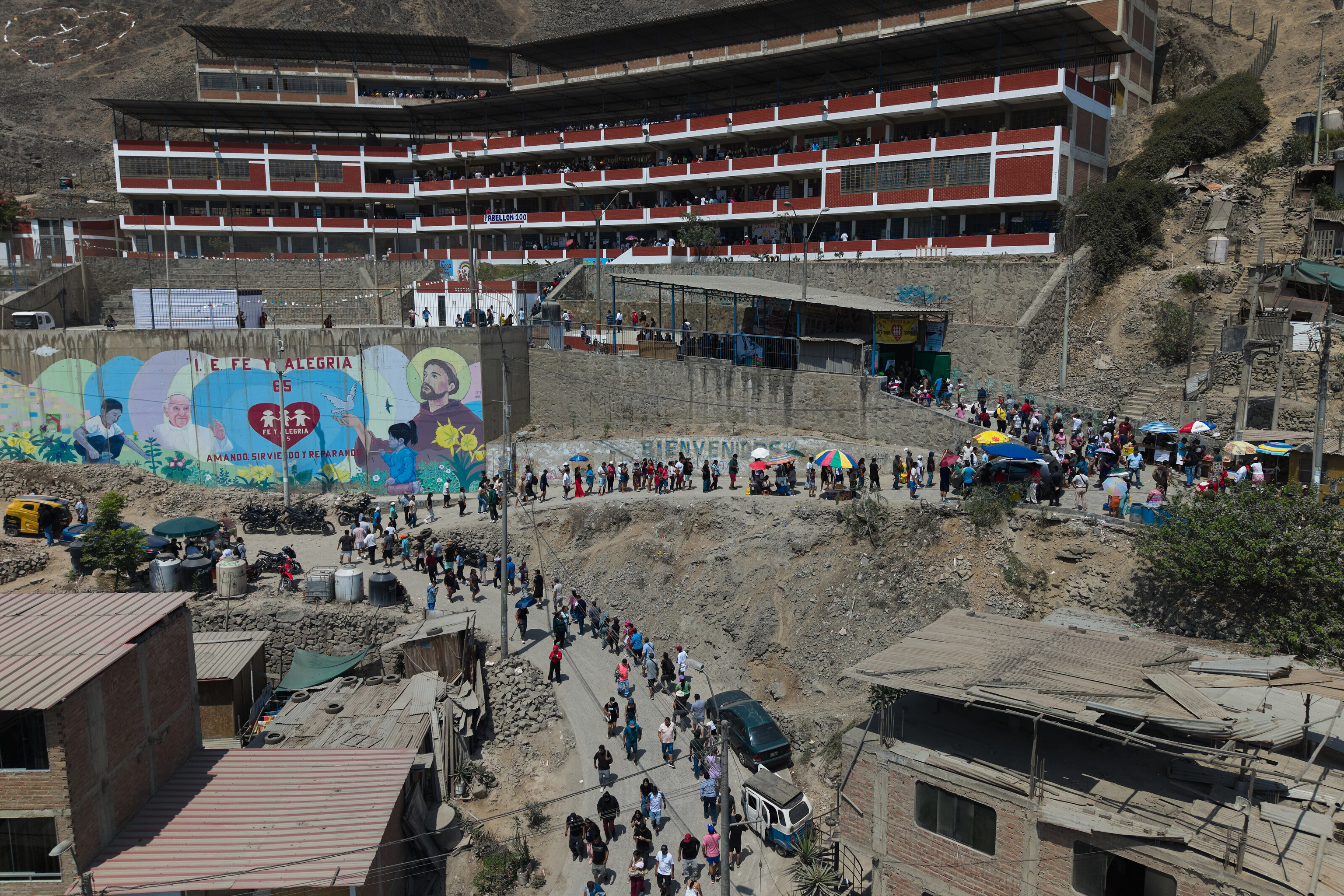 Electores hace fila en un centro de votaci�n durante las elecciones generales en Lima.