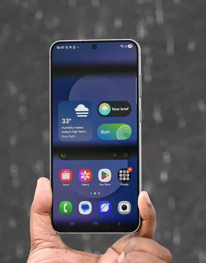 The display is beautiful, colourful, and has negligible bezels, making it great to consume content on The display is beautiful, colourful, and has negligible bezels, making it great to consume content on