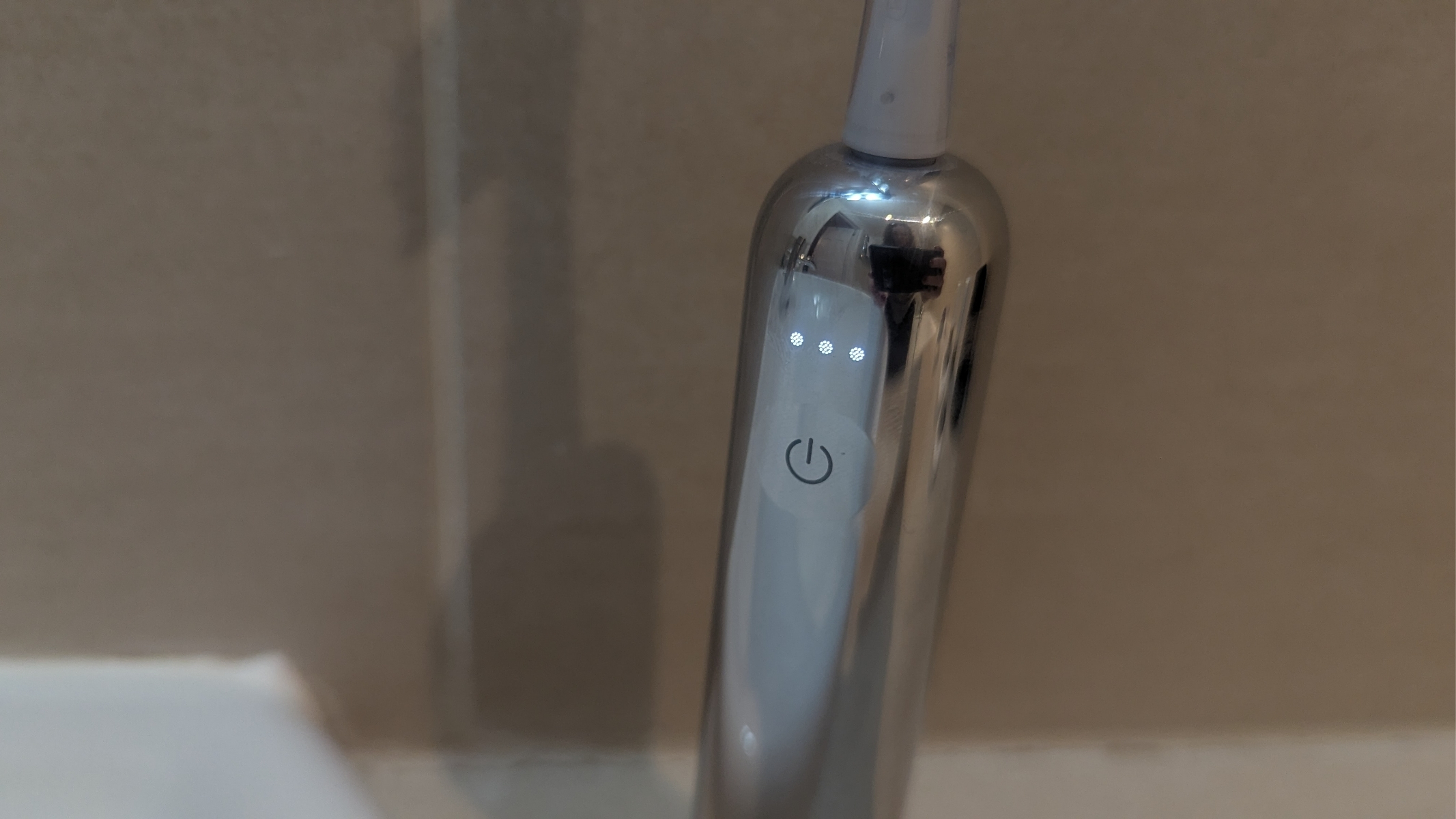 Laifen Wave Pro toothbrush during review showing the toothbrush in daily clean mode at the highest intensity.