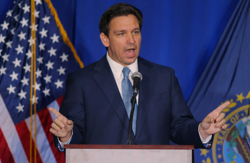 El gobernador de Florida Ron DeSantis habla en la Cena Amos Tuck de la NHGOP 2023 en Manchester, New Hampshire, EE.UU., 14 de abril de 2023.