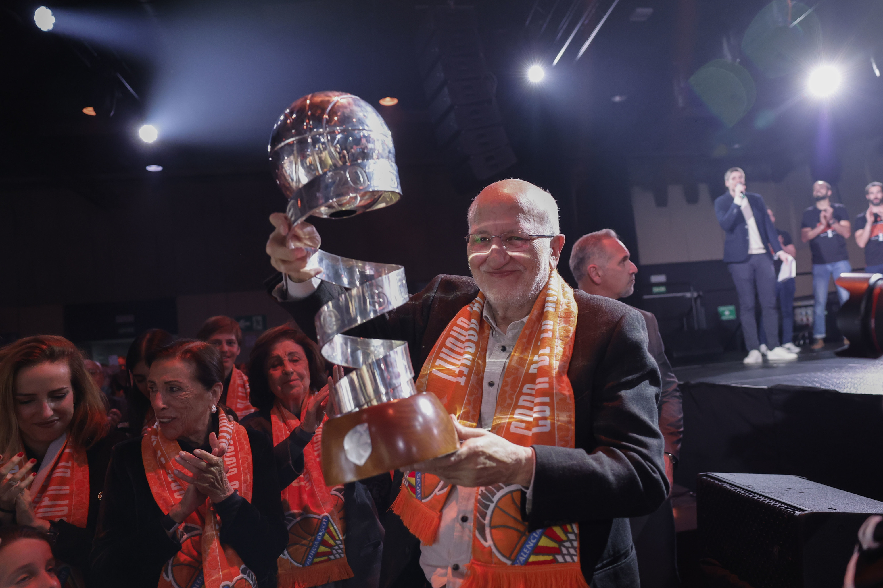 Juan Roig, durante una celebraci�n del Velencia Basket.