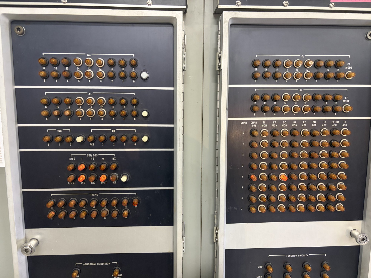 Сигнал WAIT, включившийся из-за ложной активности в строке канала 4. The UNIVAC indicator panels with one lamp lit on the channel 4 row.