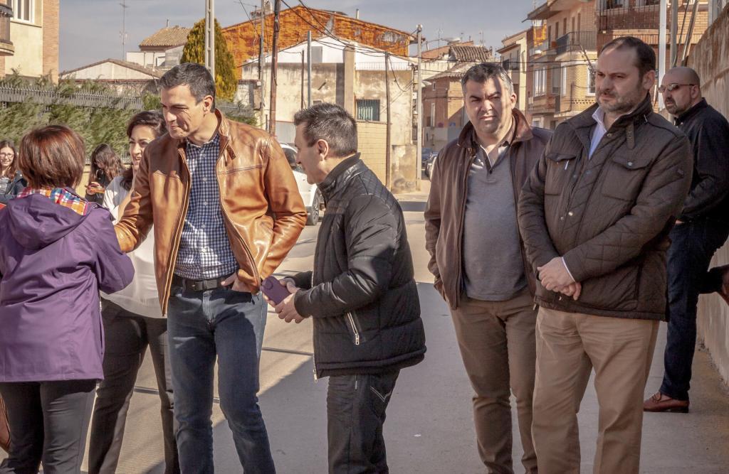 Koldo, tras S�nchez, Cerd�n y �balos, en la ic�nica imagen del 'clan del Peugeot'.