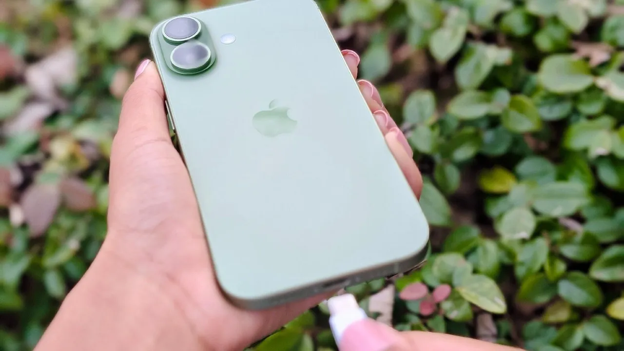 iPhone 17 in Sage