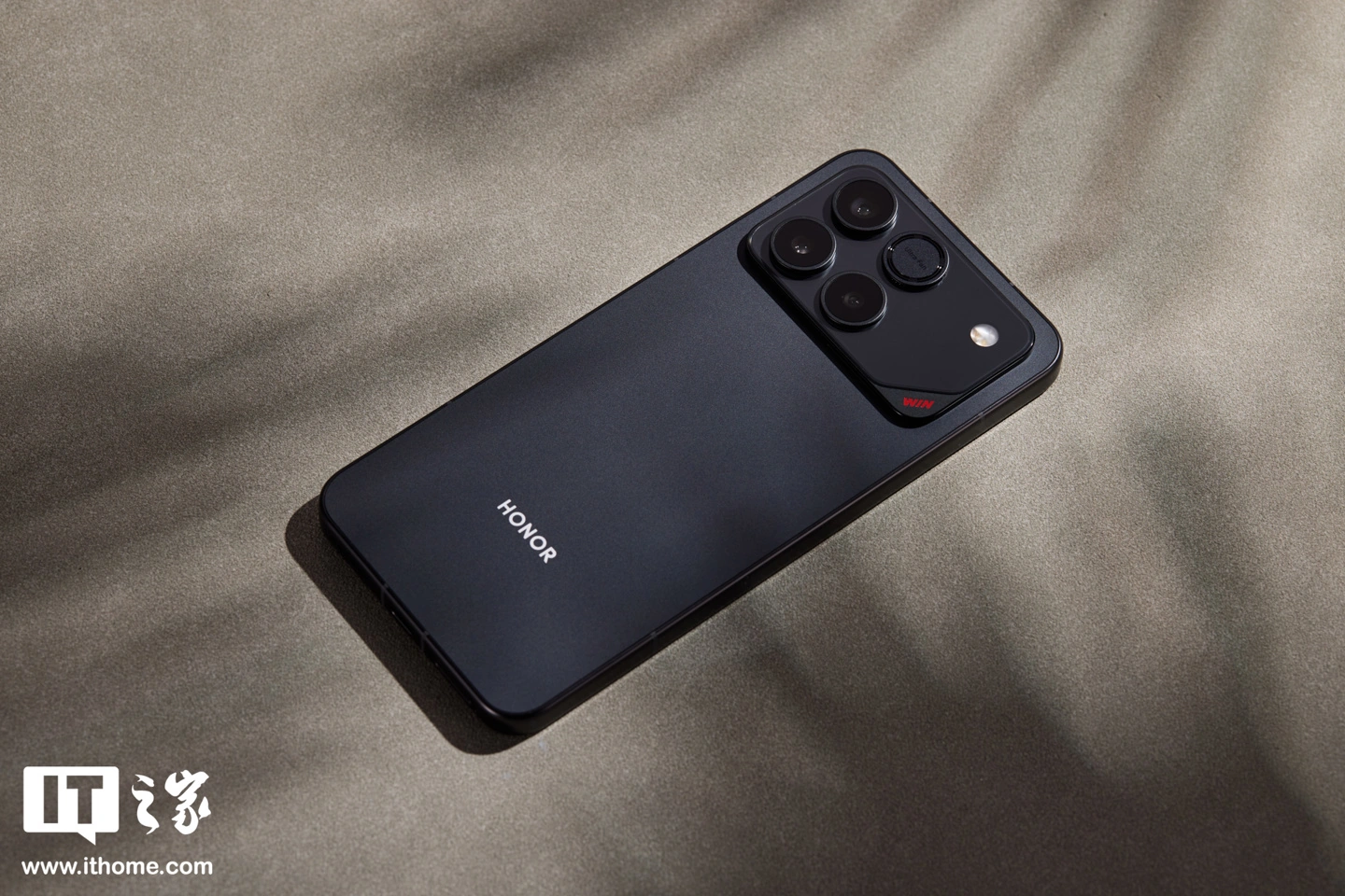 又一块万级大电池:消息称荣耀额定容量 10690mAh 新电池试产