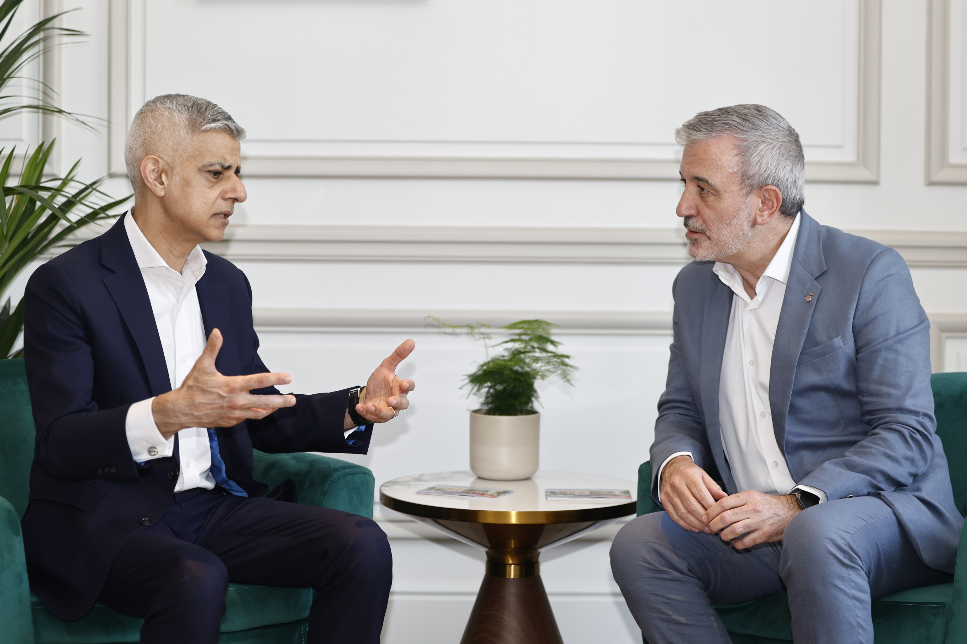 El alcalde de Londres, Sadiq Khan, junto la de Barcelona, Jaume Collboni, este martes en Madrid.