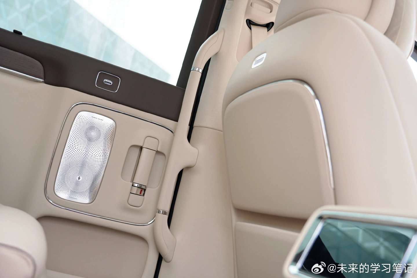 鸿蒙智行首款旗舰 MPV 智界 V9 内饰细节曝光:将配吸顶屏、HIMA“小手机”等