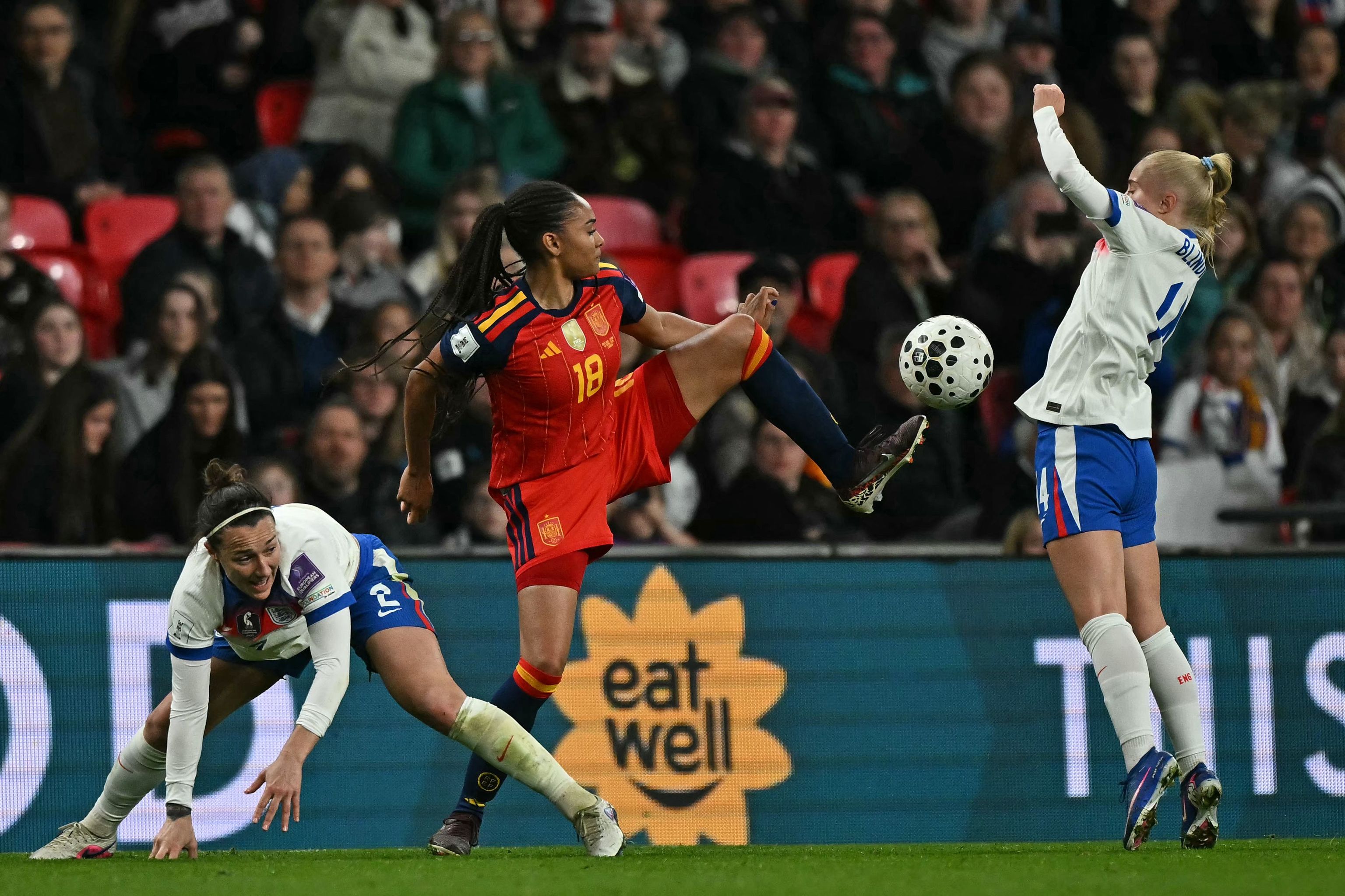 Salma Paralluelo trata de controlar un bal�n en Wembley.
