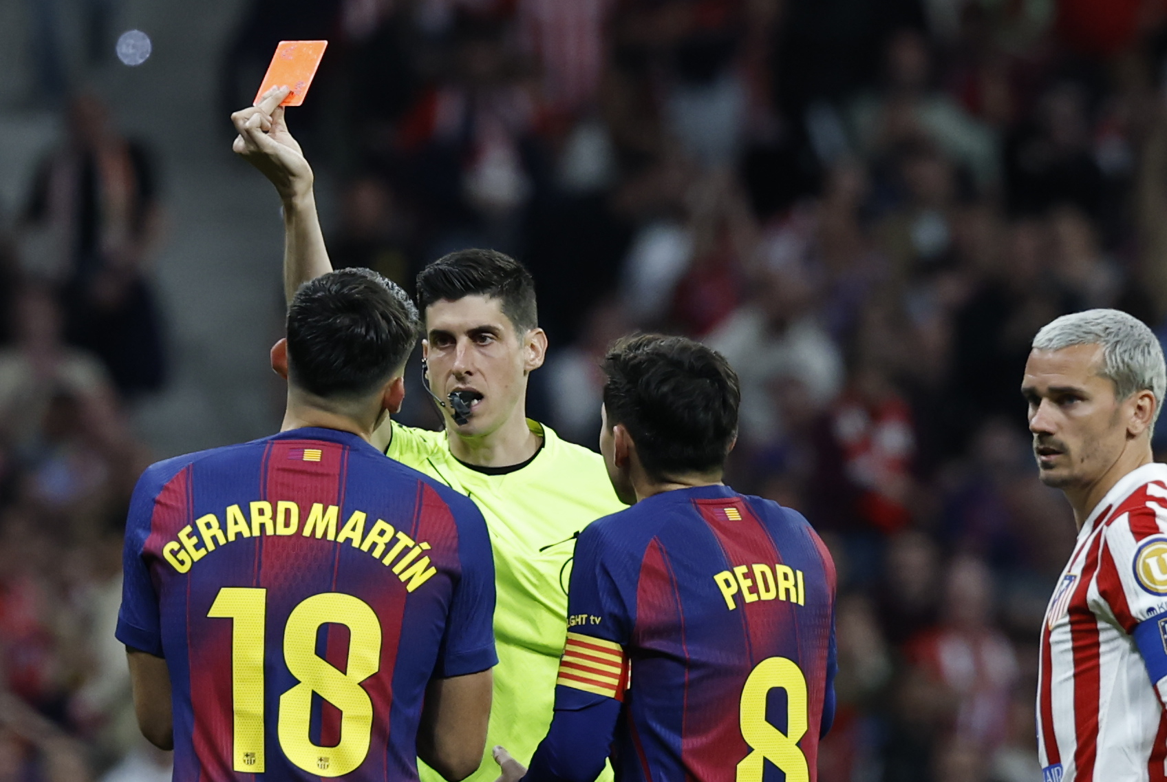 El �rbitro muestra la tarjeta roja a Gerard Mart�n