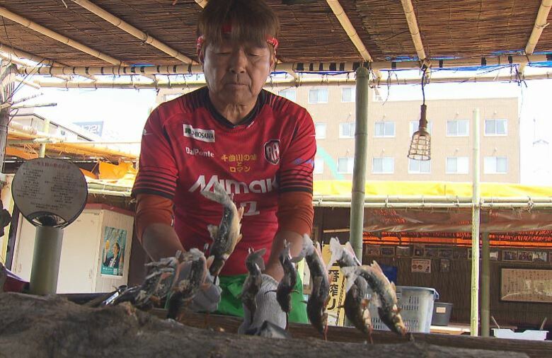千曲川の風を感じて川魚を味わう　伝統の「つけば小屋」が今季の営業開始　水温高く夏のアユ漁にも期待　長野・上田市　｜FNNプライムオンライン