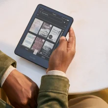 An Amazon Kindle Colorsoft in Dark Mode