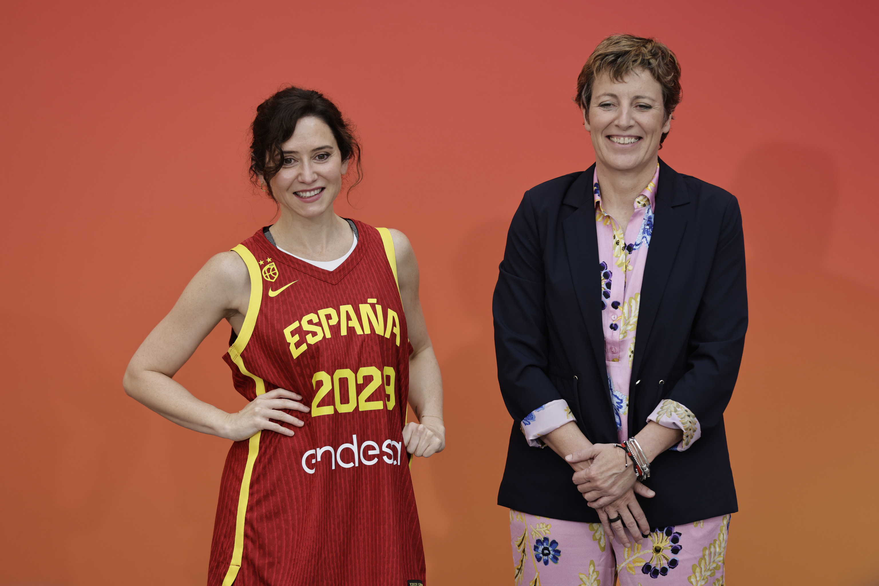 Ayuso, este martes, vestida con la camiseta de la Selecci�n Espa�ola, junto a la presidenta de la FEB, Elisa Aguilar.