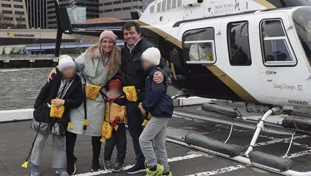En la imagen, la familia se fotografiaba antes de subir al helic�ptero del accidente.