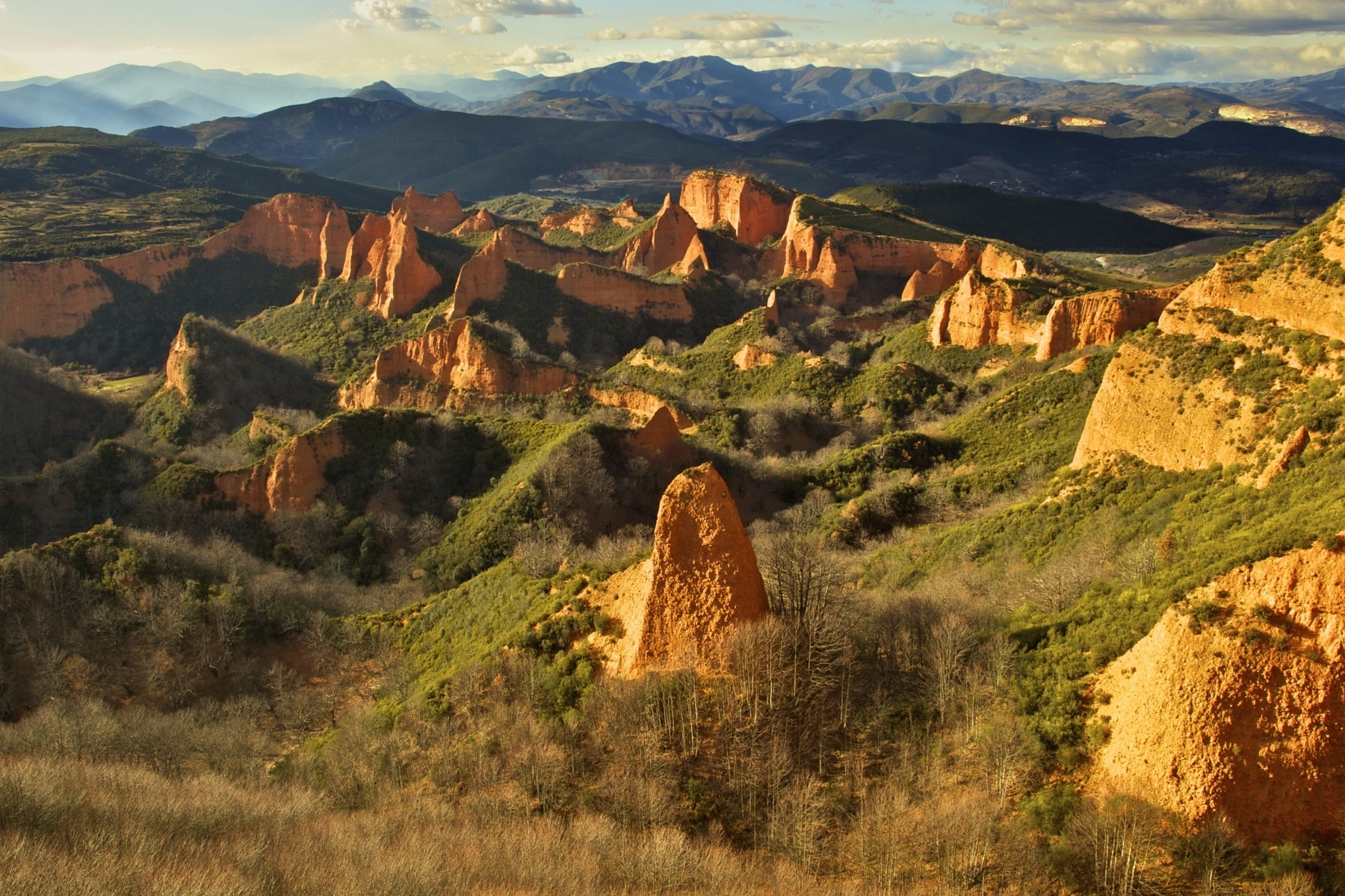 El secreto que esconden estas cuevas rojizas de El Bierzo sobre la mayor mina de oro del Imperio Romano