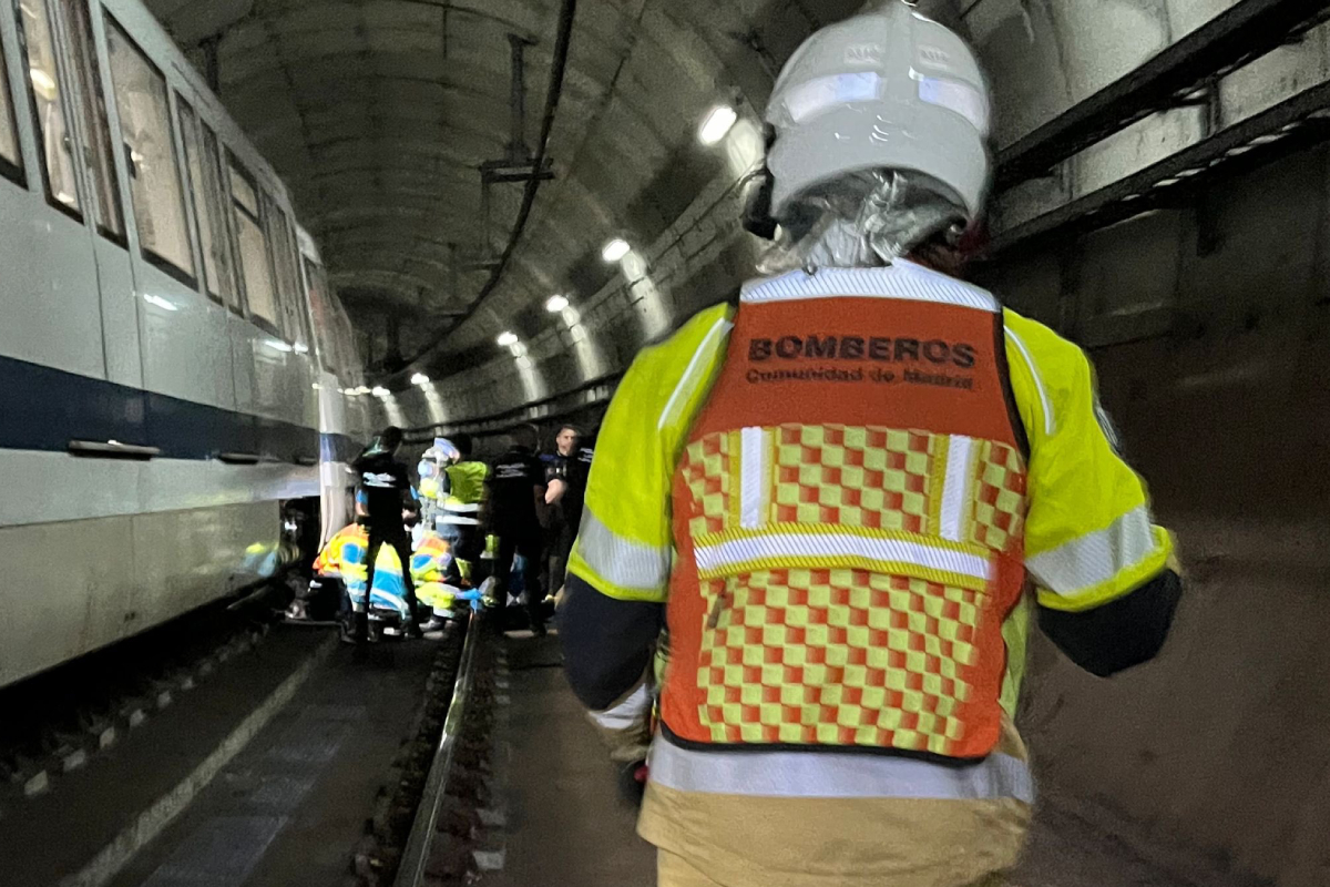 Los efectivos del SUMMA intervienen para socorrer al herido en Fuenlabrada.