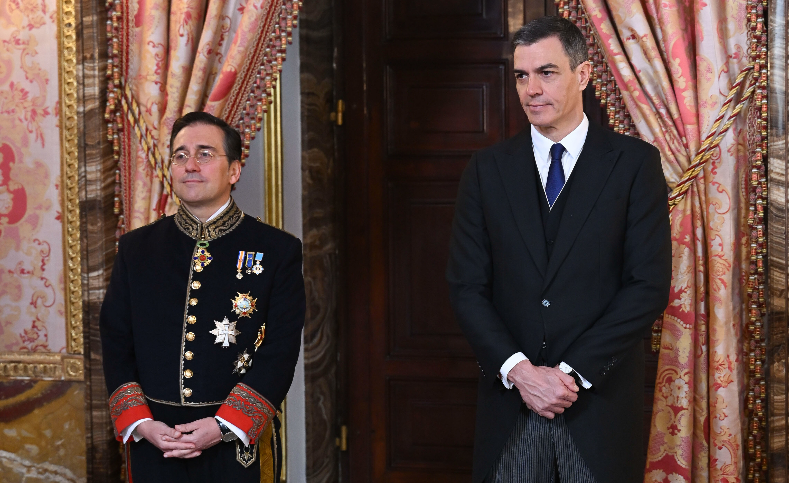 Jos� Manuel Albares y Pedro S�nchez, en el Palacio Real.