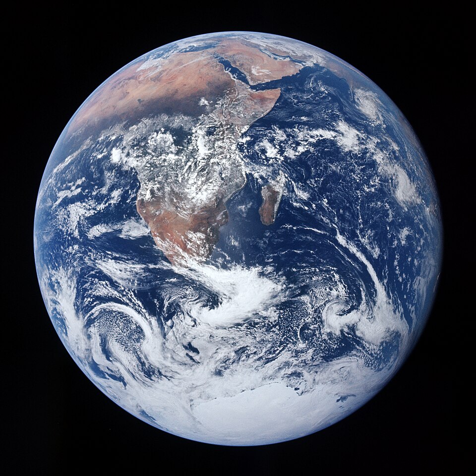 Этот снимок был сделан экипажем Apollo 17 в 1972 году на плёнку... Этот снимок был сделан экипажем Apollo 17 в 1972 году на плёнку...
