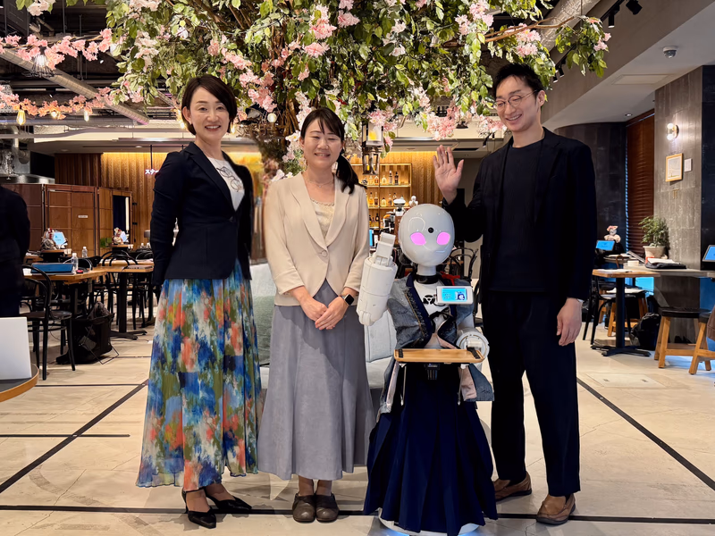 左から、パナソニック株式会社 エンプロイーサクセス推進部 部長兼 DEI・組織開発室 室長 小泉朱里さん、パナソニック株式会社 イノベーション・技術部門 ビジネスイノベーション部 戦略企画課 西本夕紀子さん、オリィ研究所 OriHime パイロット まちゅんさん、オリィ研究所 事業本部 事業開発チームマネージャー 相嘉駿甫さん。