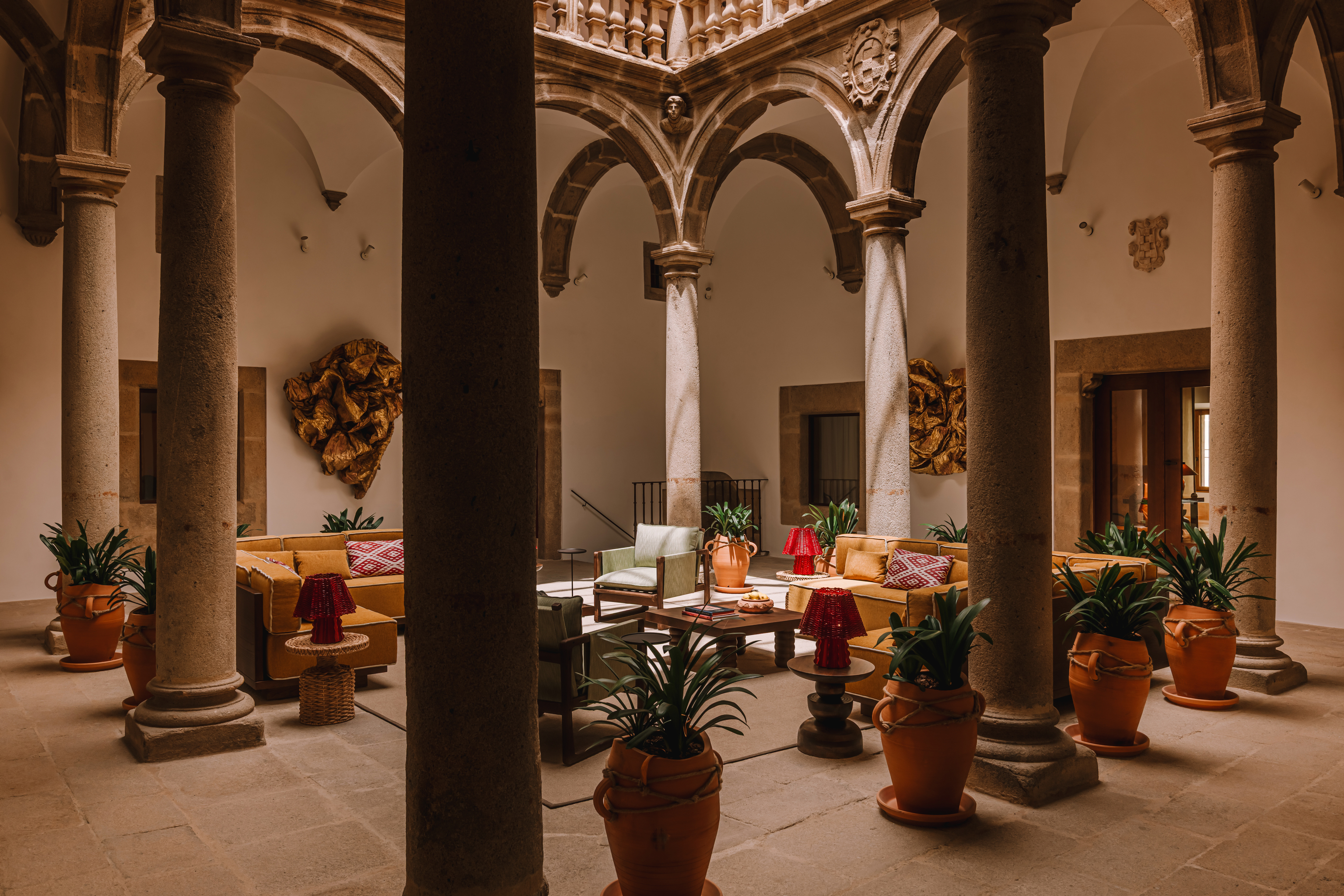 El patio del hotel con sus arcos de medio punto.