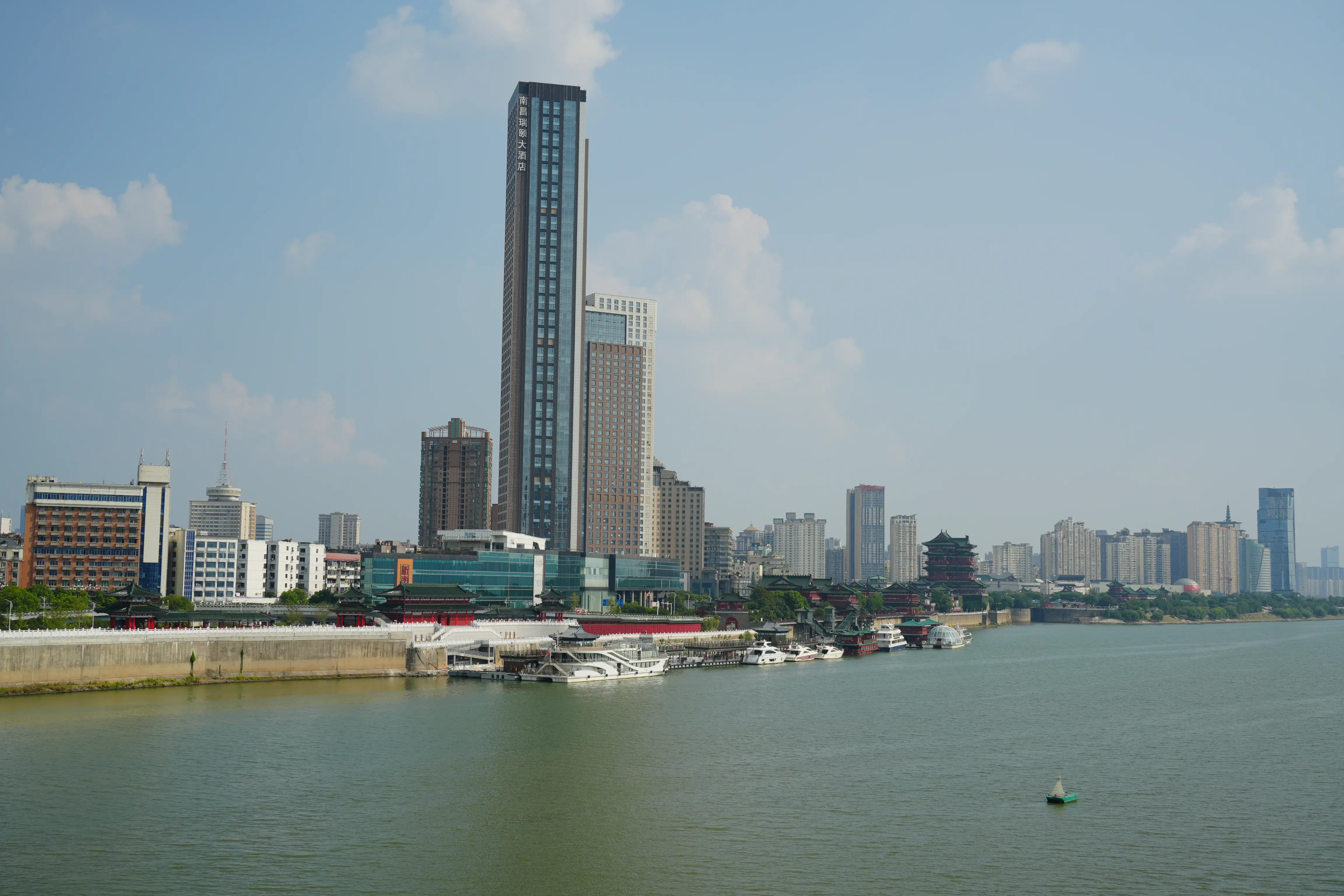 HDK07238-dk-compressed.webp