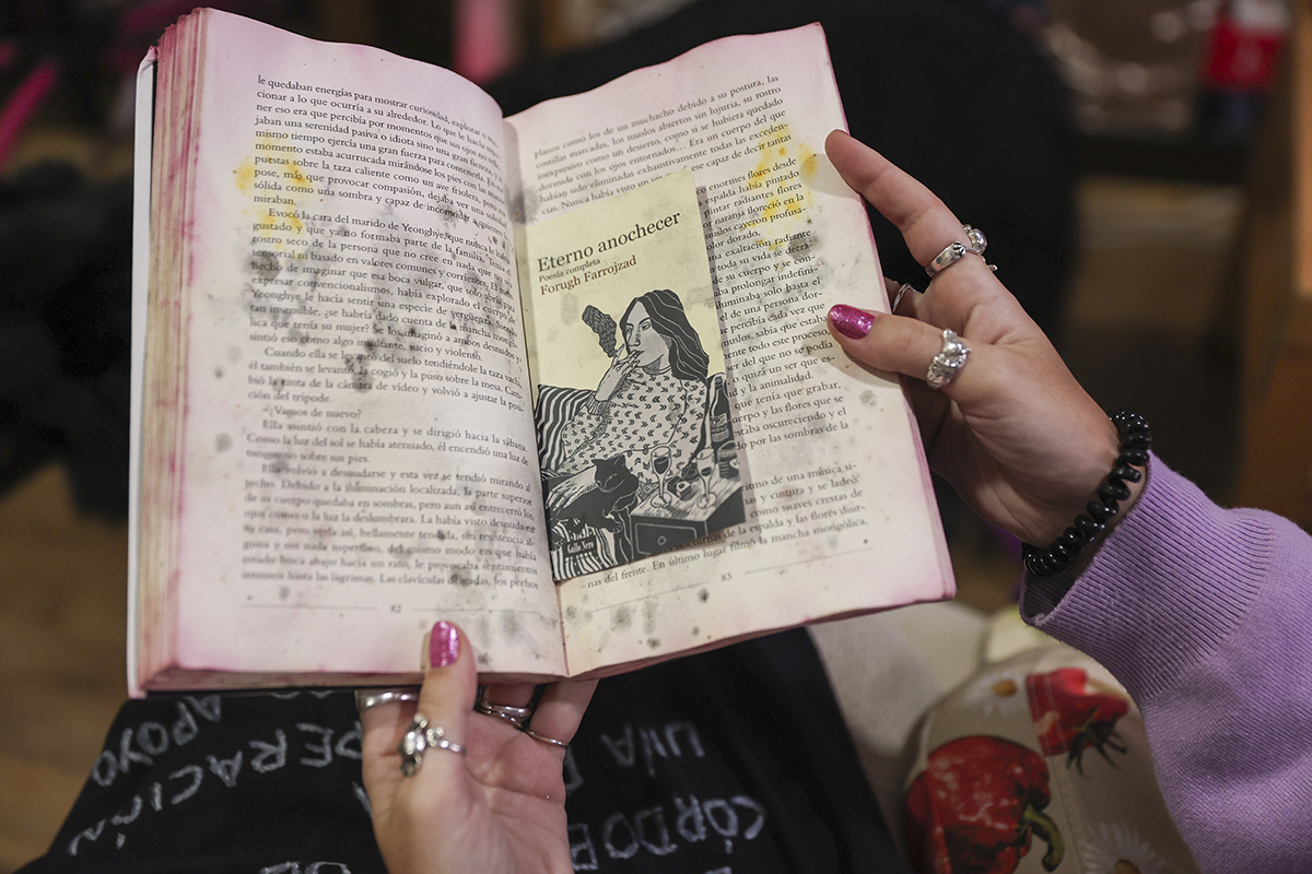 Amalia muestra la p�gina del libro 'La vegetariana', t�tulo que le�a a ratos durante el trayecto en tren hacia Huelva. Es lo �nico que le han devuelto tras el accidente.