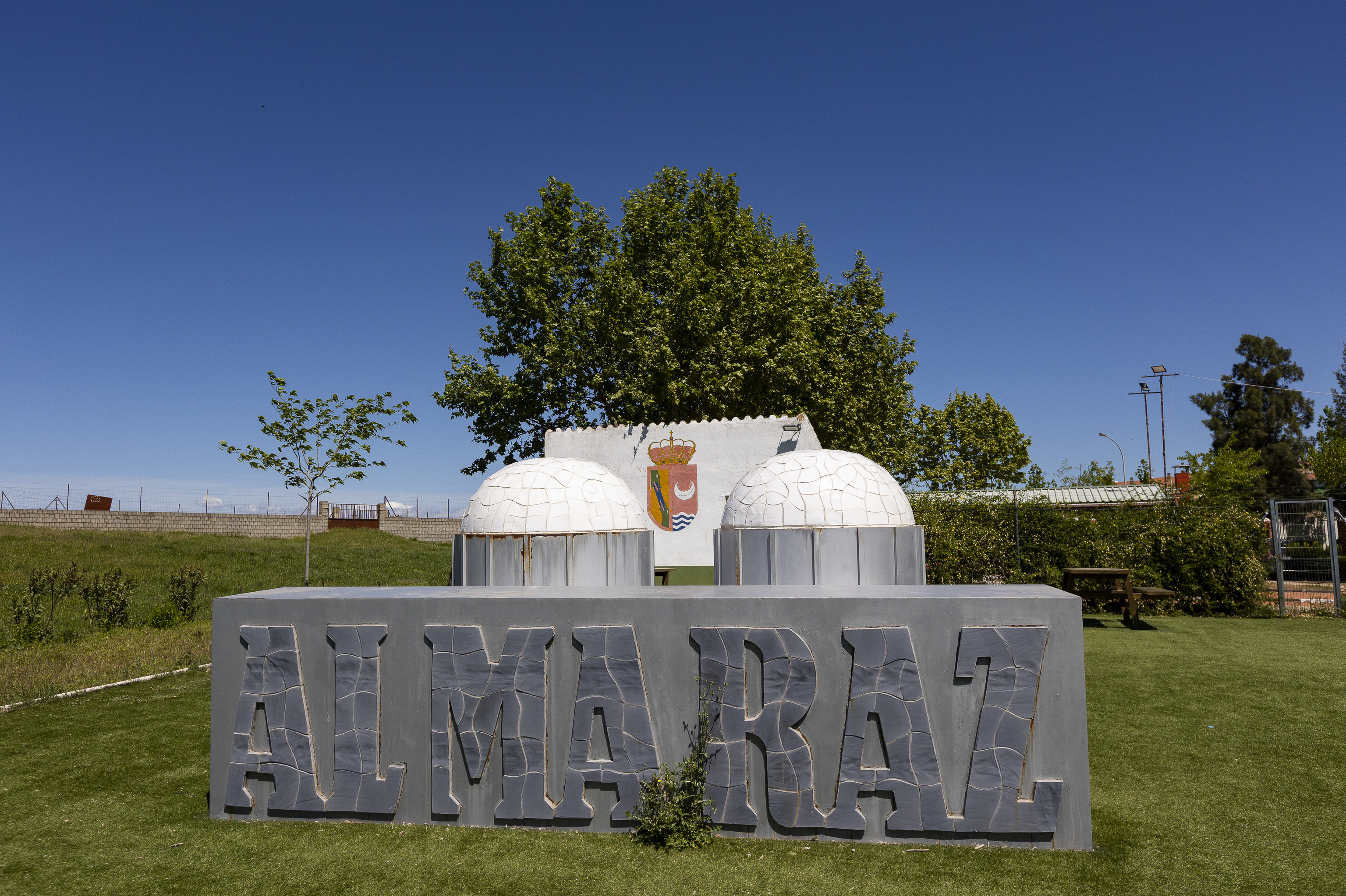La entrada a Almaraz con una r�plica de la central nuclear
