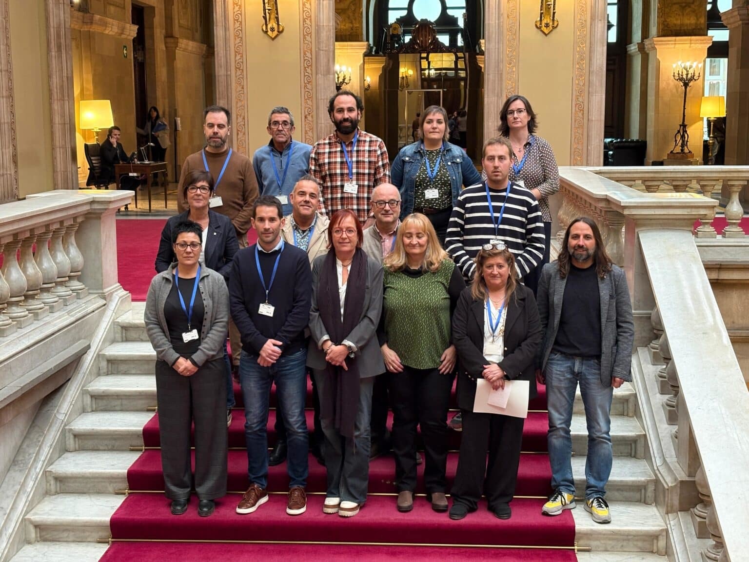 Montse Berg�s y Jordi Albert (tercera y sexto en primera fila) junto a alcaldes y representantes locales de ERC en el Parlament.