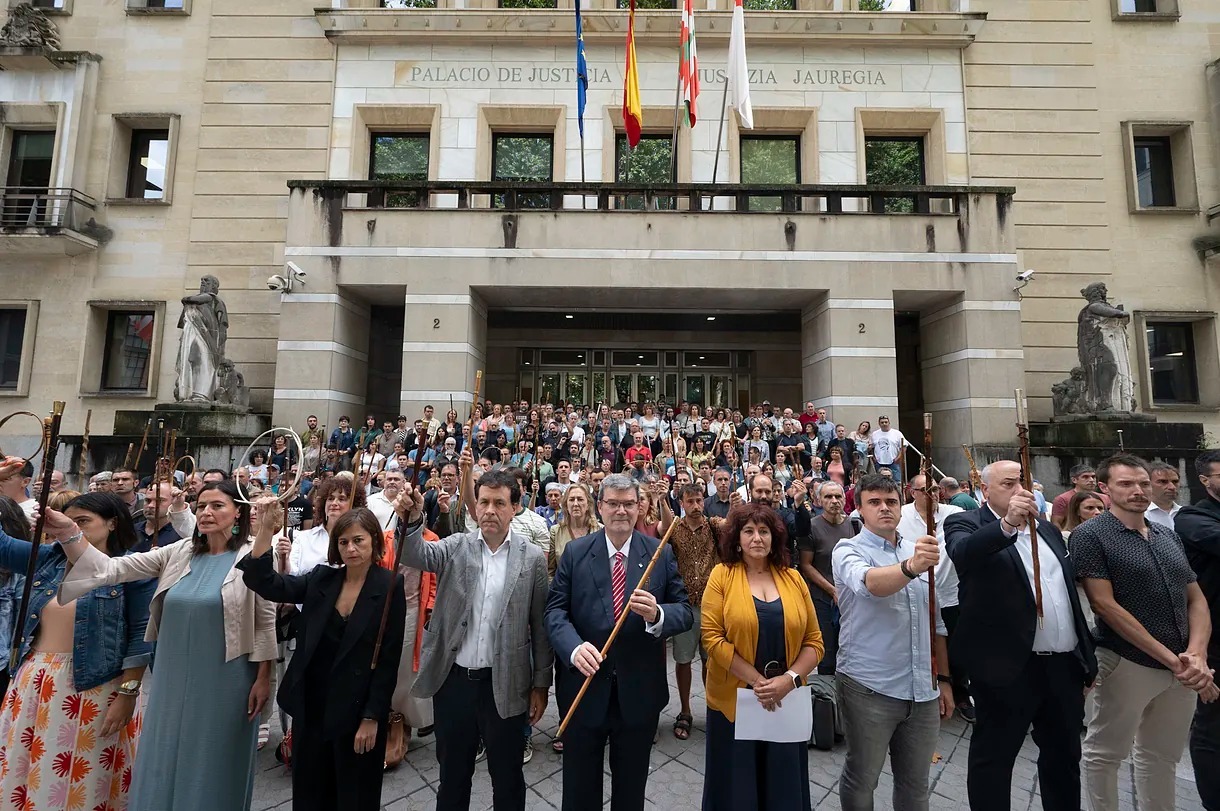 Alcaldes y concejales de PNV y de EH Bildu protestan con sus 'makilas' contra los jueces vascos por sus sentencias contra la imposici�n del euskera en la administraci�n.