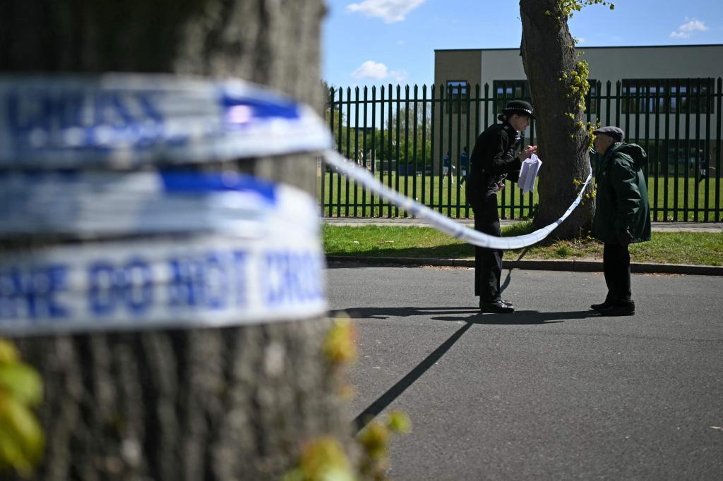 Un ciudadano habla con un agente de polic�a en el cord�n de seguridad establecido cerca de la Sinagoga Unida de Kenton, en Harrow, al noroeste de Londres.