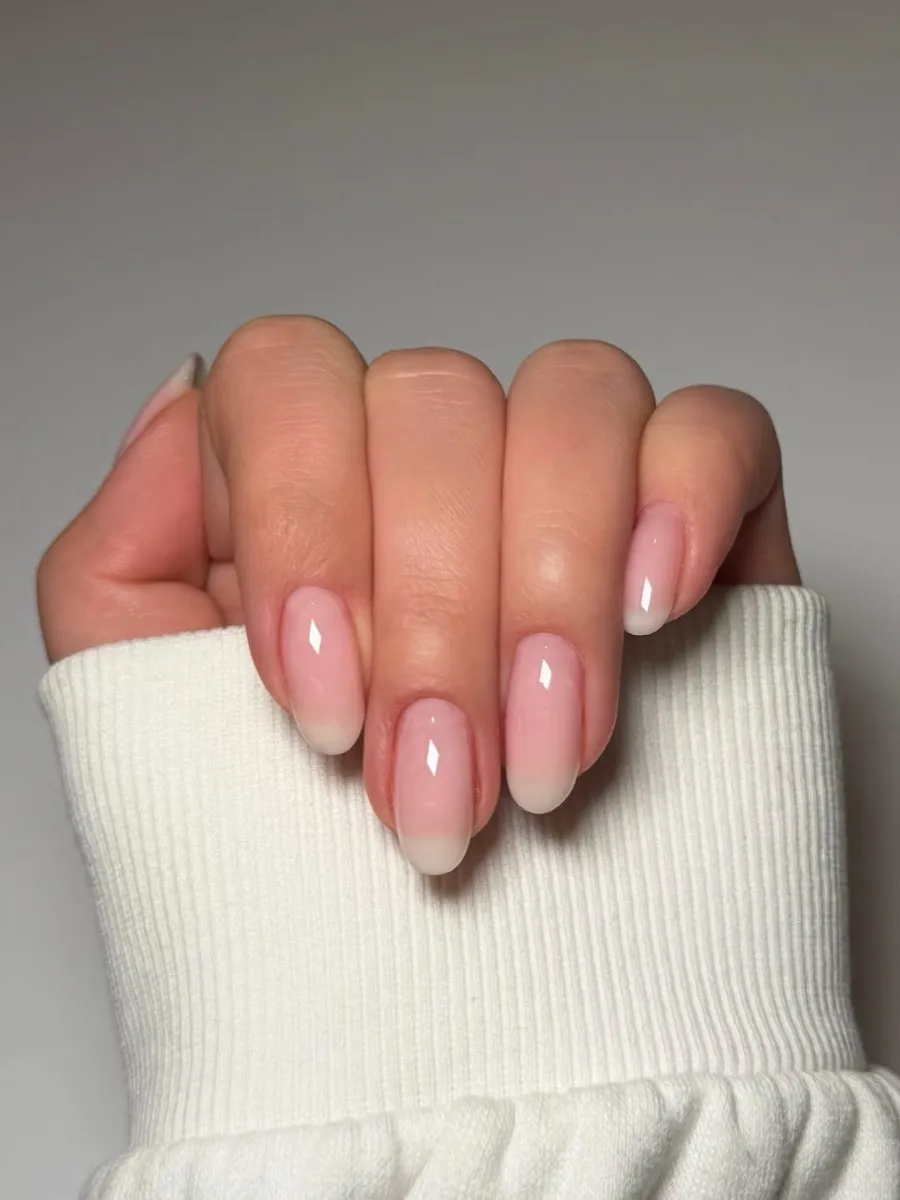 Cloudy french nails primavera 2026 naturali