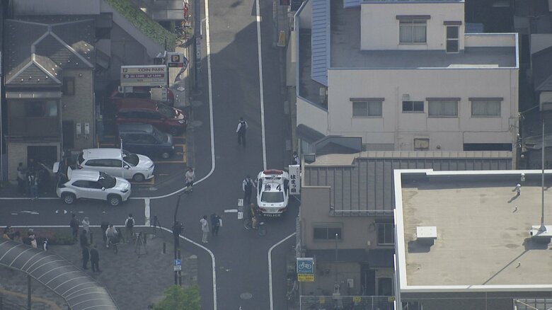 金塊2キロが換金所近くで奪われる　5人組が車に乗って逃走か　男性3人襲われ1人けがし搬送　JR新小岩近くの住宅街｜FNNプライムオンライン
