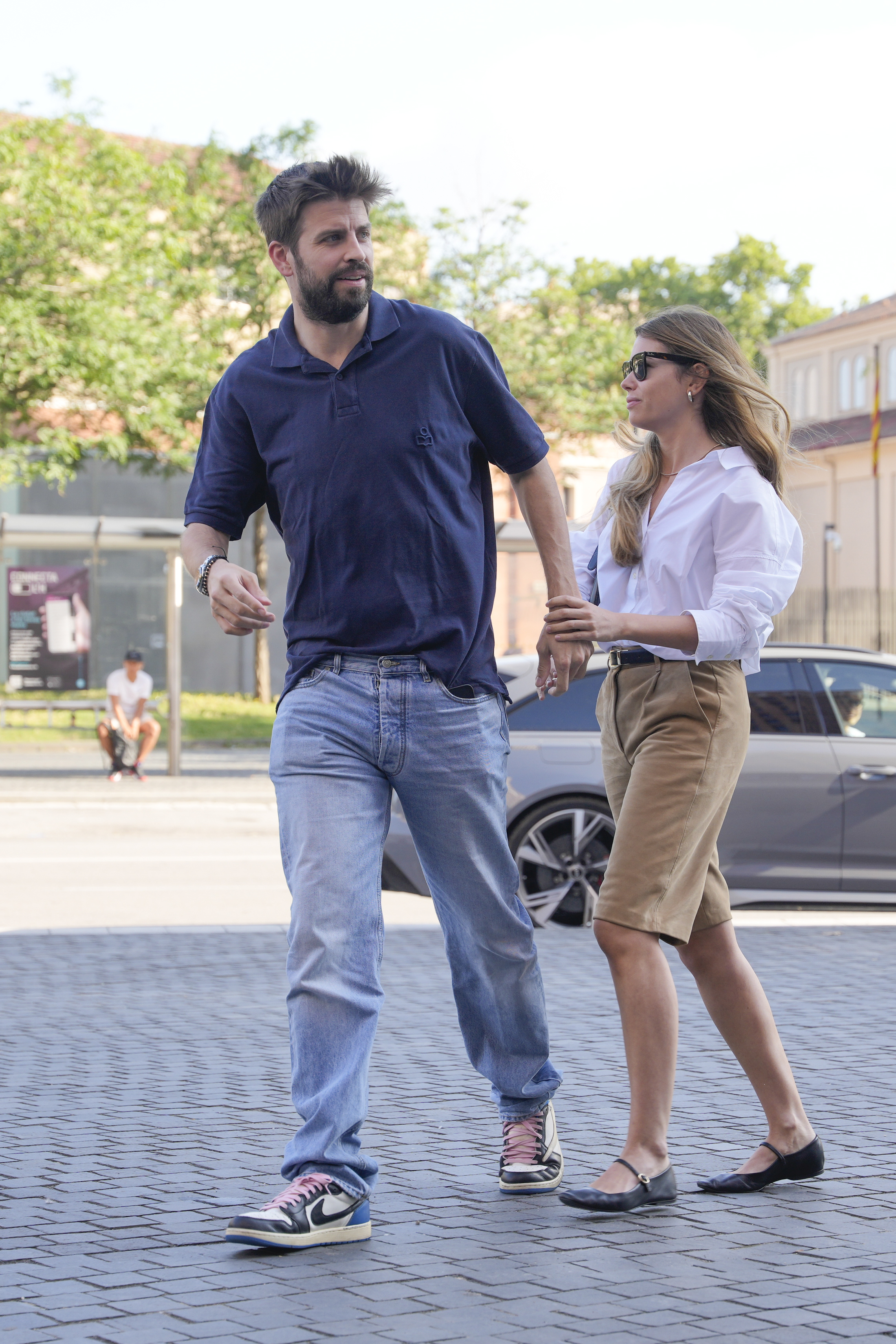 Gerard Piqu� y su actual pareja, Clara Ch�a, este verano.