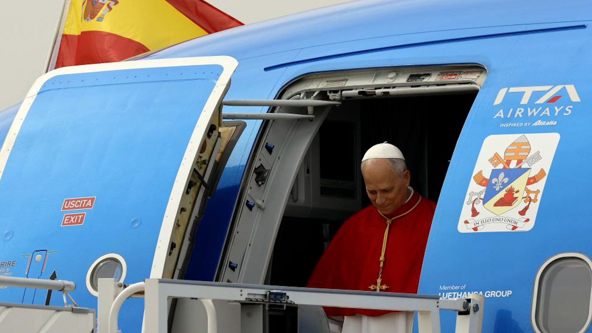 El Papa León XIV dejó uno de los momentos más comentados de su viaje a España durante el vuelo que le trasladó a Madrid. A bordo del avión papal, en el que viajaban 80 periodistas de 55 medios de comunicación internacionales, una reportera aprovechó la ocasión para formular una pregunta que despertó sonrisas entre los presentes: "¿Real Madrid o Barcelona?".
Fiel a su estilo cercano y diplomático, el pontífice respondió primero que "el Papa es de todos los equipos", una afirmación que provocó aplausos y risas entre los periodistas que acompañaban a la delegación vaticana. Sin embargo, fue un paso más allá al diferenciar entre su papel institucional y sus preferencias personales.
"Pero Robert Prevost es del Real Madrid", añadió el Papa León XIV, revelando así cuál es el equipo español por el que simpatiza. La respuesta no tardó en hacerse viral en redes sociales y medios de comunicación, especialmente entre los aficionados al fútbol.
El avión papal despegó a las 08:13 horas rumbo a España con una amplia representación de la Santa Sede y 80 periodistas acreditados para cubrir la visita. Entre ellos viajaban destacados responsables vaticanos como el cardenal Ángel Fernández Artime y el arzobispo Luis Marín de San Martín.
La anécdota futbolística se ha convertido en uno de los momentos más simpáticos del inicio de la visita de León XIV a España.