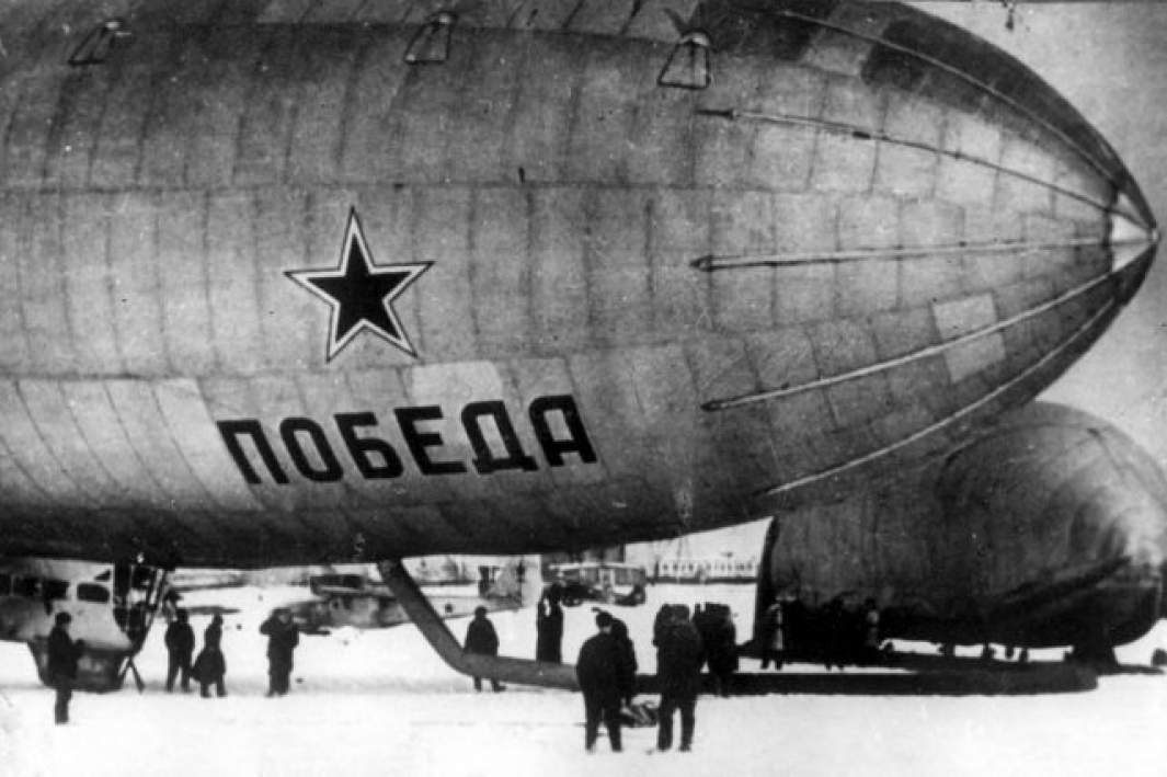 СССР В-12 «Победа» и аэростат для тренировок десантников в Долгопрудном СССР В-12 «Победа» и аэростат для тренировок десантников в Долгопрудном