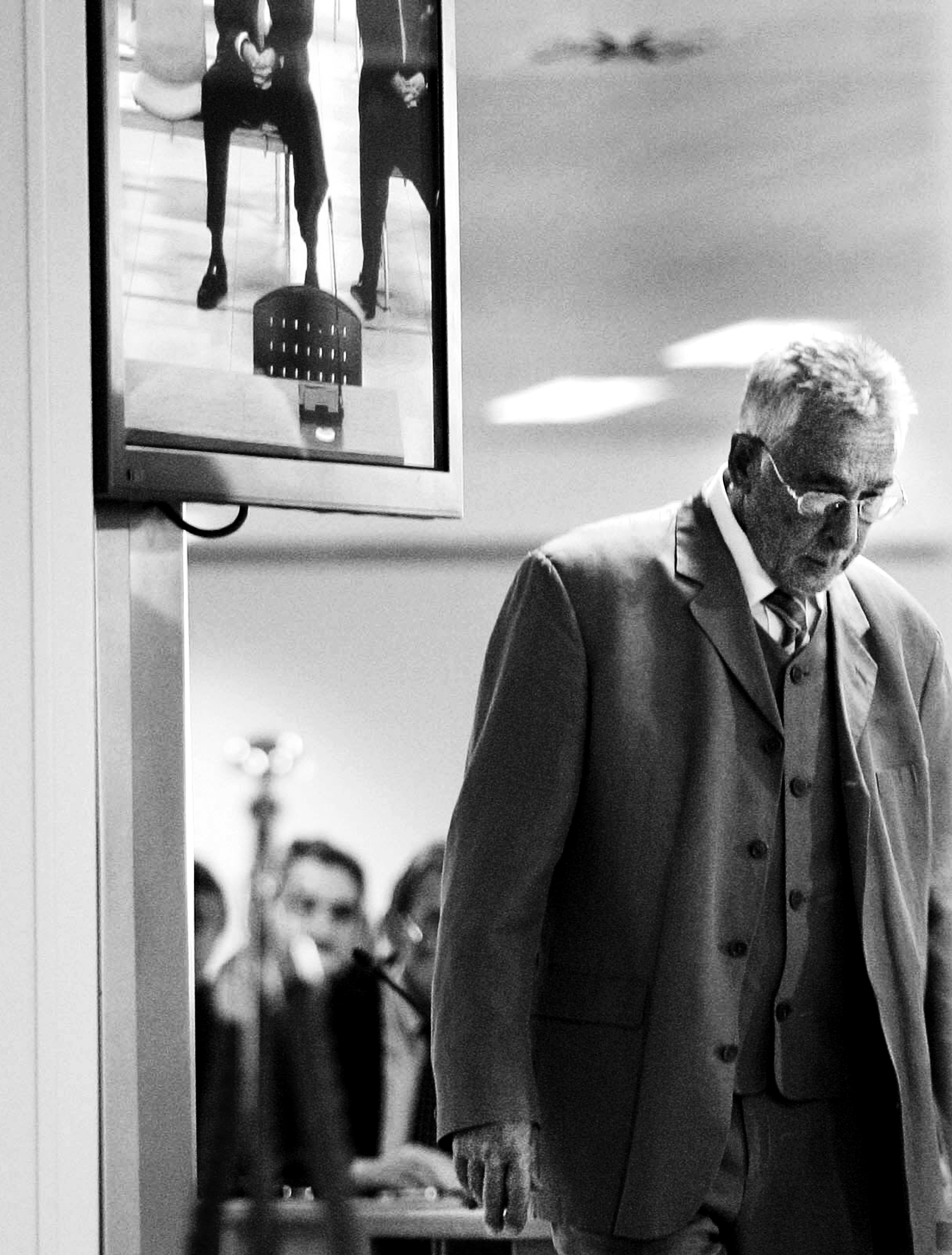 Juan Maeso, caminando hacia el banquillo de los acusados en la Audiencia Provincial de Valencia, en 2005.