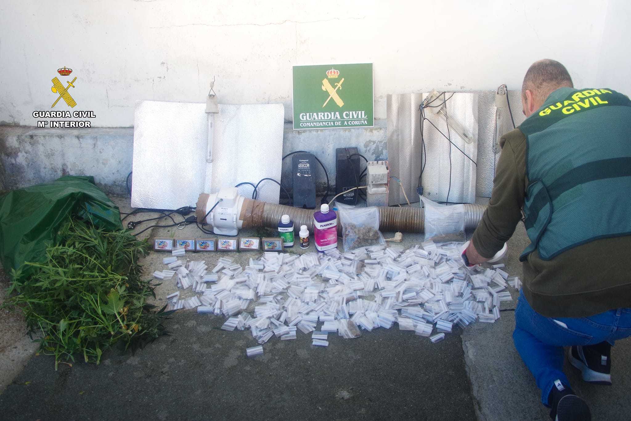 Material incautado por la Guardia Civil tras el registro domiciliario.