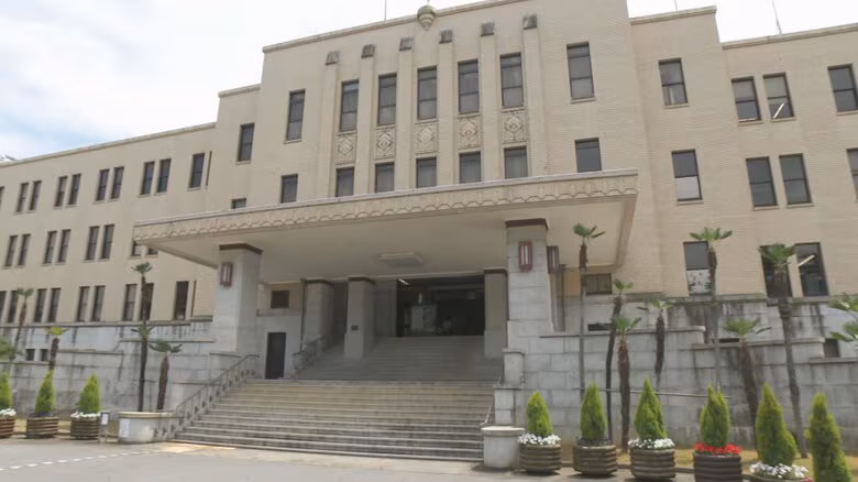 「欲求を満たすためだった」富山県職員、勤務中に同僚女性3人をポケットに隠したスマホで盗撮 撮影された女性が警察に被害相談|FNNプライムオンライン